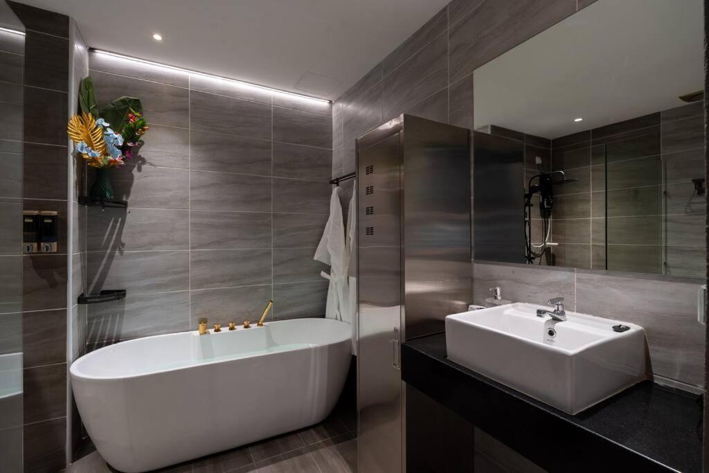 Romantic Jb #bathtub #couple #mood