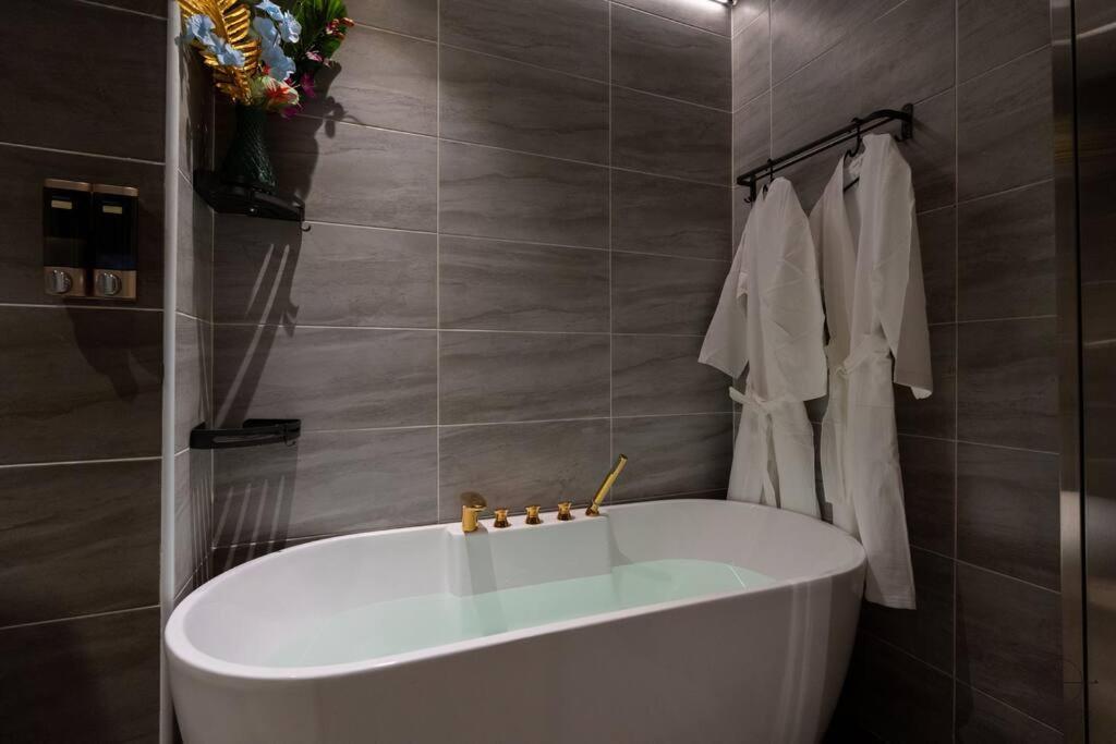 Romantic Jb #bathtub #couple #mood Apartment Johor Bahru